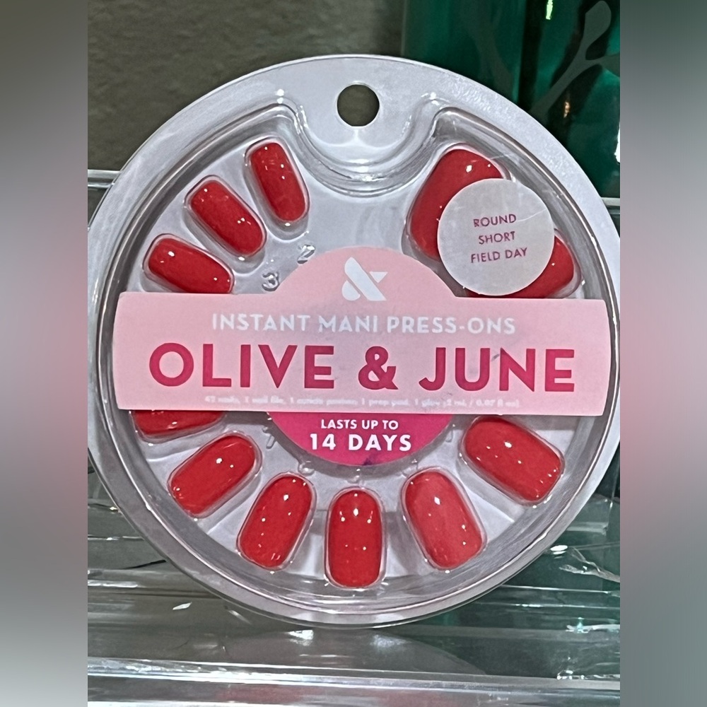 Olive & June Instant Mani Press-Ons in color Field Day, round, short, new!